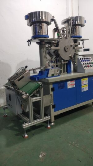Screw washers assembly machine with material collection deivce