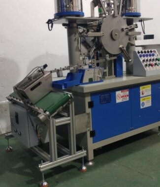 Screw washers assembly machine with material collection deivce